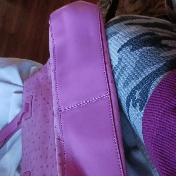 Signed Olsen leather tote bad.  Light rosy-pink, embossed ostrich print. - Picture 3 of 6